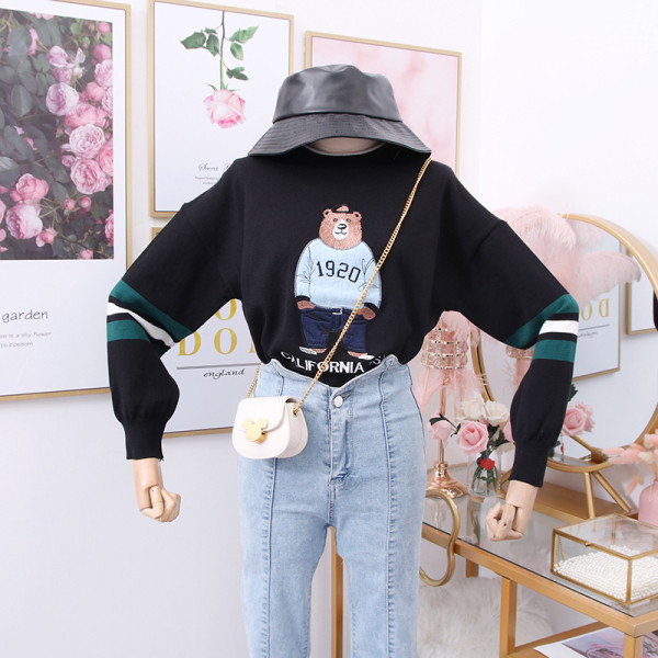 Μοντέρνο γυανικείο πουλόβερ με στρογγυλό ντεκολτέ σε μαύρο και κόκκινο χρώμα