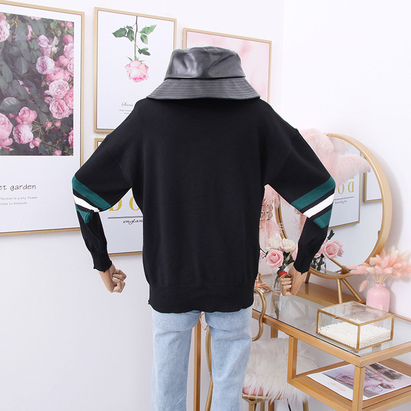 Μοντέρνο γυανικείο πουλόβερ με στρογγυλό ντεκολτέ σε μαύρο και κόκκινο χρώμα