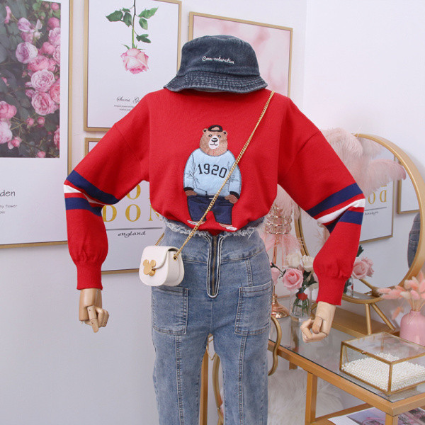 Μοντέρνο γυανικείο πουλόβερ με στρογγυλό ντεκολτέ σε μαύρο και κόκκινο χρώμα