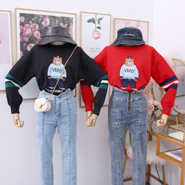 Μοντέρνο γυανικείο πουλόβερ με στρογγυλό ντεκολτέ σε μαύρο και κόκκινο χρώμα