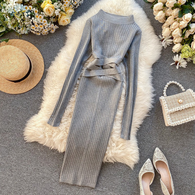 Modern női ruha vékony kötésből, kerek nyakkivágással