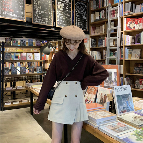 Κομψή γυναικεία σύντομη φούστα σε μαύρο και λευκό χρώμα 