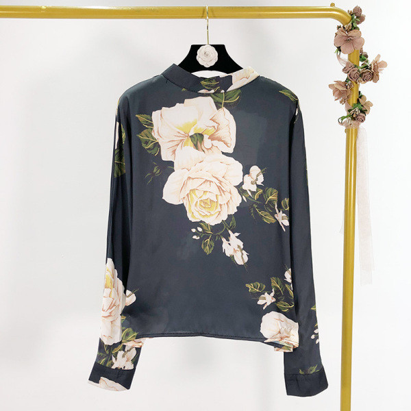 Φαρδύ γυναικεία μπλούζα με ωοειδές λαιμόκοψη και floral σχέδιο