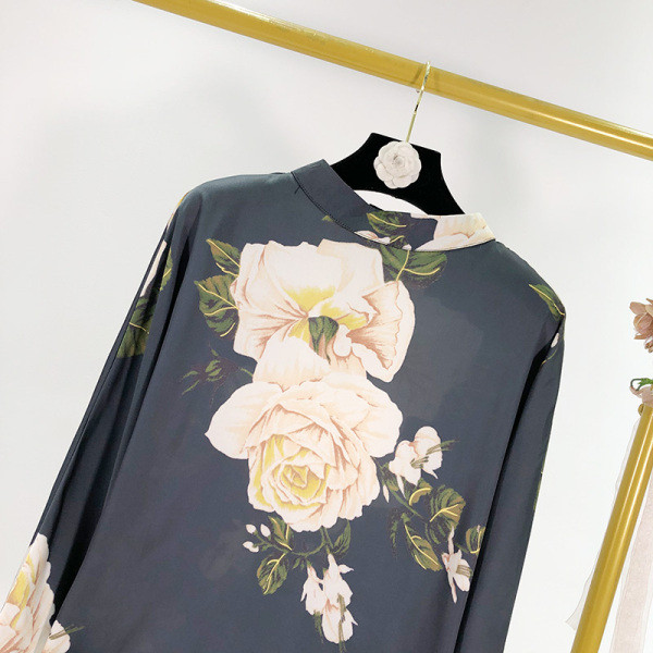 Φαρδύ γυναικεία μπλούζα με ωοειδές λαιμόκοψη και floral σχέδιο