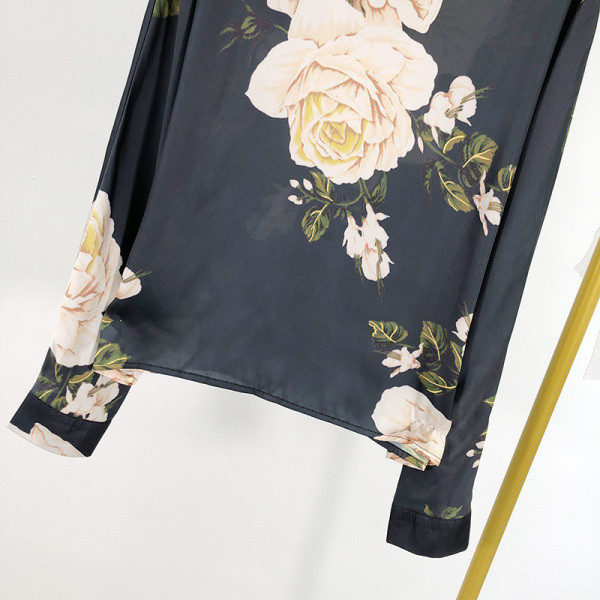 Φαρδύ γυναικεία μπλούζα με ωοειδές λαιμόκοψη και floral σχέδιο