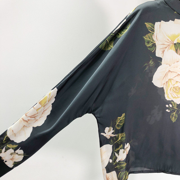 Φαρδύ γυναικεία μπλούζα με ωοειδές λαιμόκοψη και floral σχέδιο