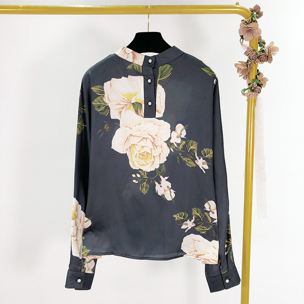 Φαρδύ γυναικεία μπλούζα με ωοειδές λαιμόκοψη και floral σχέδιο