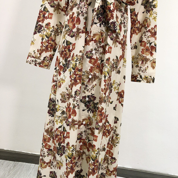 Μακρύ γυναικείο φόρεμα με μοτίβο λουλούδια και ζώνη