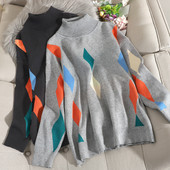 Alkalmi női pulóver magas gallérral és színes mintával szürke és fekete színben