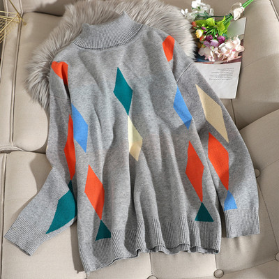 Alkalmi női pulóver magas gallérral és színes mintával szürke és fekete színben