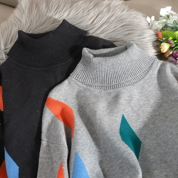 Alkalmi női pulóver magas gallérral és színes mintával szürke és fekete színben
