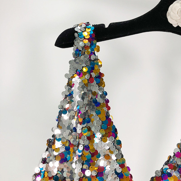 Κοντό μοντέρνο αμάνικο με πούλιες και χρώματιστό μοτίβο με λαιμόκοψη V 