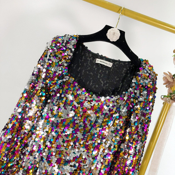 Rövid női ruha négyzet alakú nyakkivágással és flitterekkel