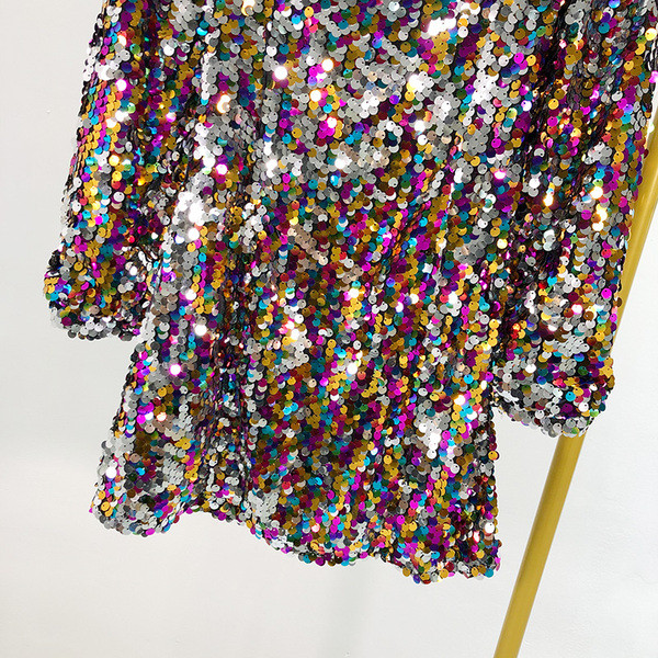 Rövid női ruha négyzet alakú nyakkivágással és flitterekkel