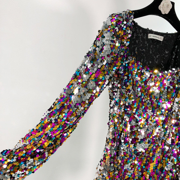 Rövid női ruha négyzet alakú nyakkivágással és flitterekkel