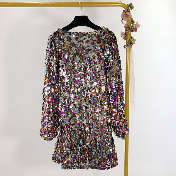 Rövid női ruha négyzet alakú nyakkivágással és flitterekkel