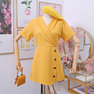 Női rövid jumpsuit spitz nyakkivágással és gombokkal zöld, bordó, fekete és sárga színben