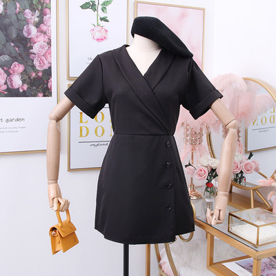 Női rövid jumpsuit spitz nyakkivágással és gombokkal zöld, bordó, fekete és sárga színben