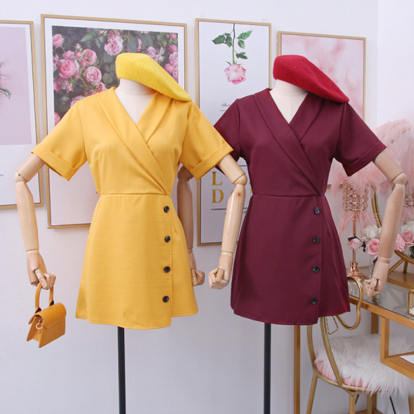 Γυναικεία κοντύ ολόσωμη φόρμα με λαιμόκοψη και κουμπιά σε πράσινο, μπορντό, μαύρο και κίτρινο χρώμα