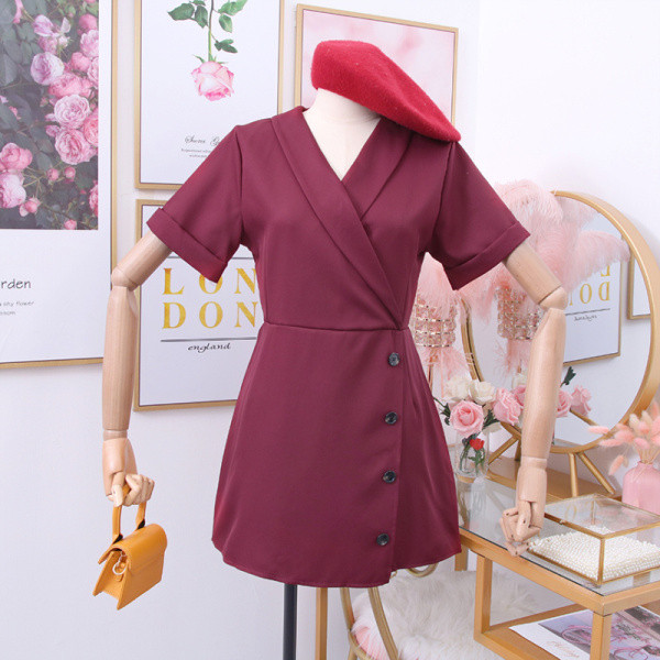 Γυναικεία κοντύ ολόσωμη φόρμα με λαιμόκοψη και κουμπιά σε πράσινο, μπορντό, μαύρο και κίτρινο χρώμα