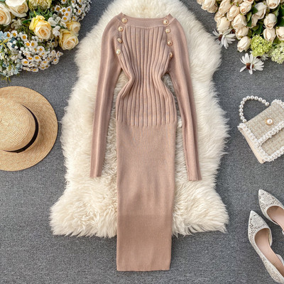 Alkalmi női ruha gombokkal és kerek nyakkivágással