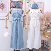 Modern női jumpsuit pántokkal, gombokkal és övvel fehér, fekete és kék színben