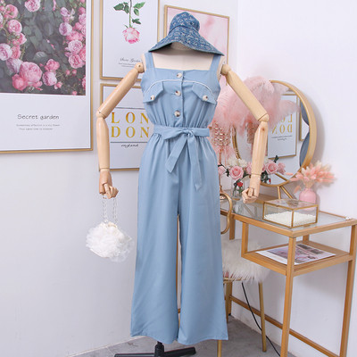 Modern női jumpsuit pántokkal, gombokkal és övvel fehér, fekete és kék színben