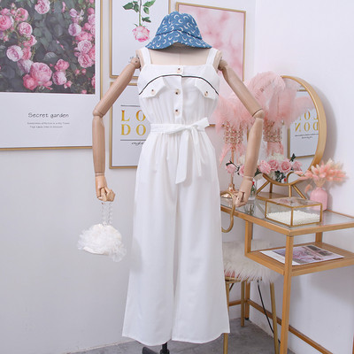 Modern női jumpsuit pántokkal, gombokkal és övvel fehér, fekete és kék színben