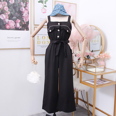 Modern női jumpsuit pántokkal, gombokkal és övvel fehér, fekete és kék színben