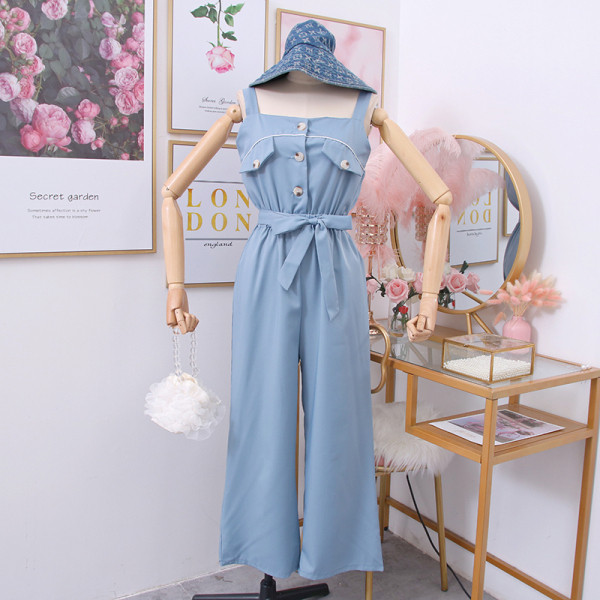 Modern női jumpsuit pántokkal, gombokkal és övvel fehér, fekete és kék színben