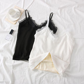 Modern kötött női felső, vékony pántokkal, fehér és fekete csipkével