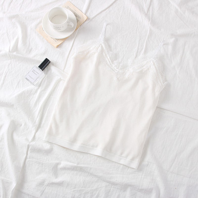 Modern kötött női felső, vékony pántokkal, fehér és fekete csipkével