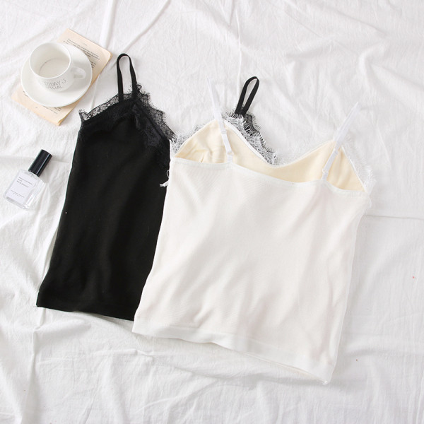 Modern kötött női felső, vékony pántokkal, fehér és fekete csipkével