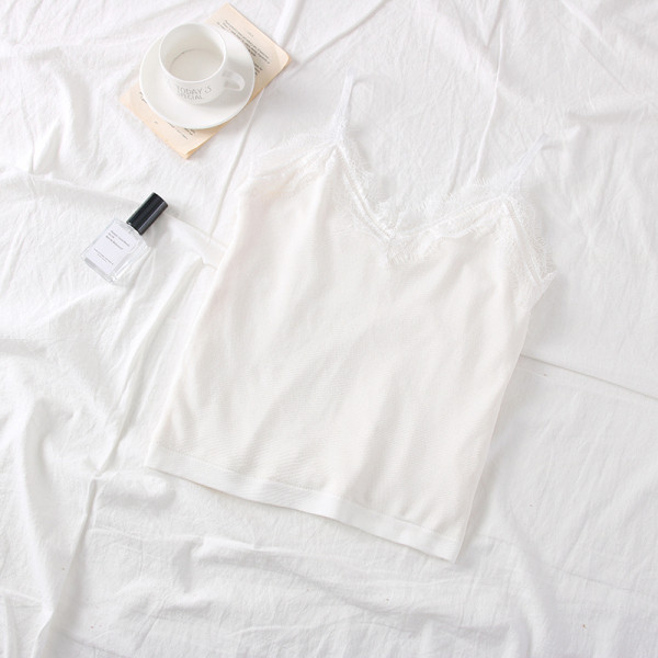 Modern kötött női felső, vékony pántokkal, fehér és fekete csipkével