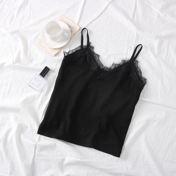 Modern kötött női felső, vékony pántokkal, fehér és fekete csipkével