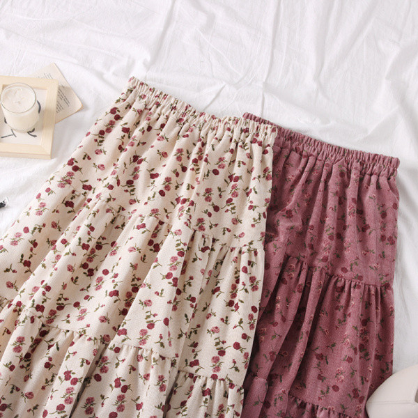 Modern női szabású szoknya virágos motívumokkal, bézs és rózsaszín színben