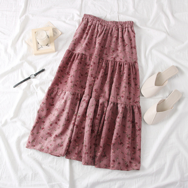 Modern női szabású szoknya virágos motívumokkal, bézs és rózsaszín színben