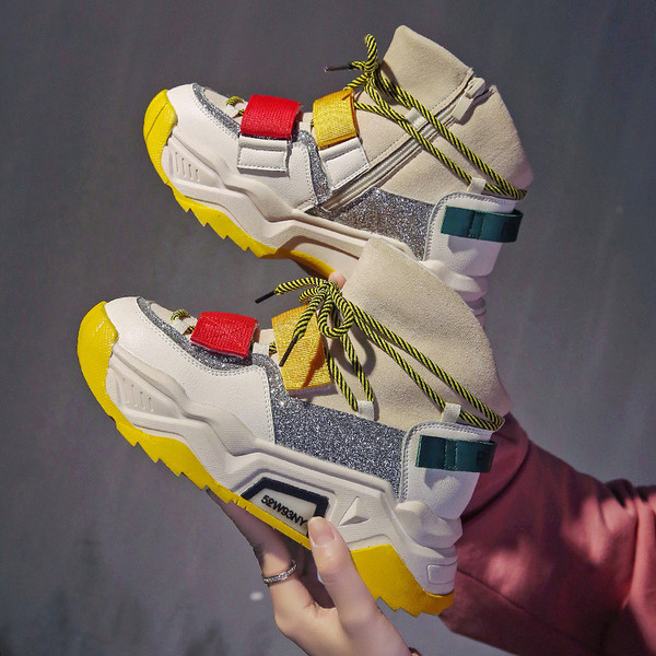 Νέο μοντέλο γυναικεία αθλητικά πάνινα παπούτσια με επίπεδη σόλα με γυαλιστερό αποτέλεσμα σε δύο χρώματα