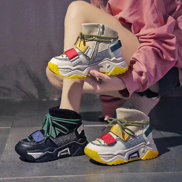 Νέο μοντέλο γυναικεία αθλητικά πάνινα παπούτσια με επίπεδη σόλα με γυαλιστερό αποτέλεσμα σε δύο χρώματα