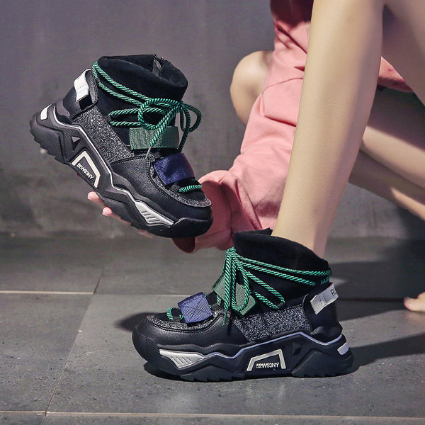 Νέο μοντέλο γυναικεία αθλητικά πάνινα παπούτσια με επίπεδη σόλα με γυαλιστερό αποτέλεσμα σε δύο χρώματα