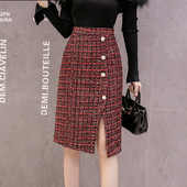 Piros kockás női szoknya hasítékkal, gombokkal