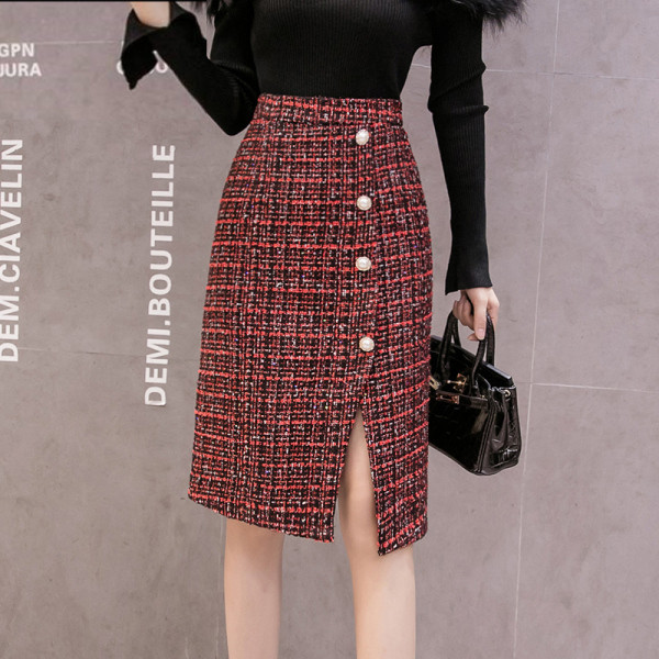 Piros kockás női szoknya hasítékkal, gombokkal