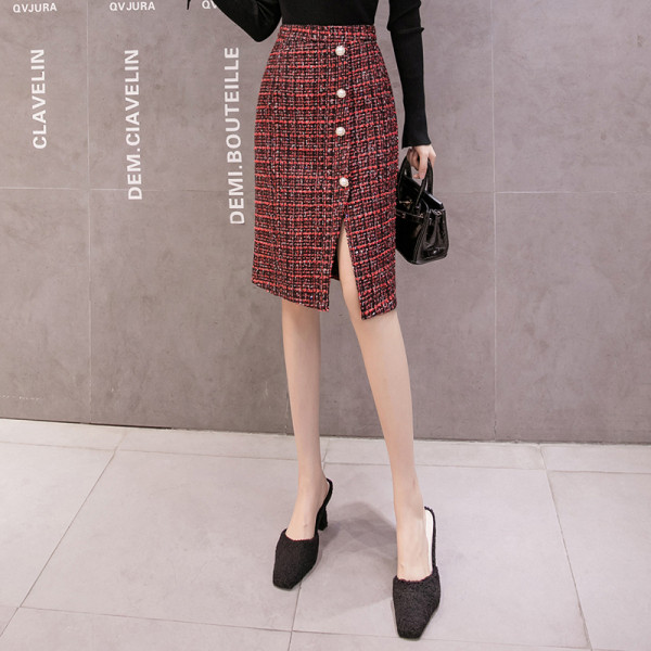 Piros kockás női szoknya hasítékkal, gombokkal