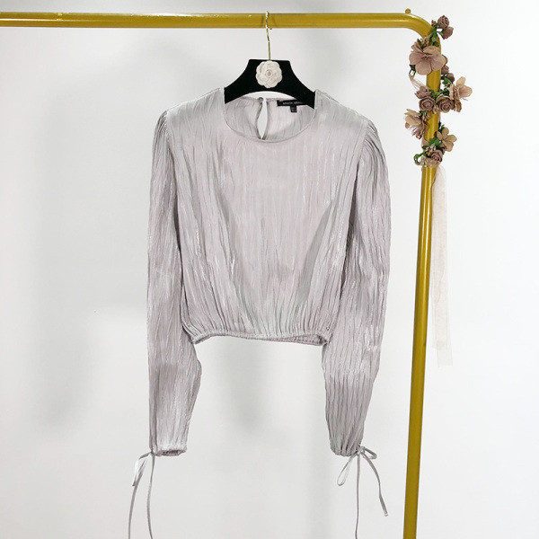 Rövid, hajtogatott női blúz, szürke csipkeujjal