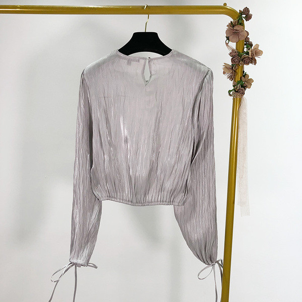 Rövid, hajtogatott női blúz, szürke csipkeujjal