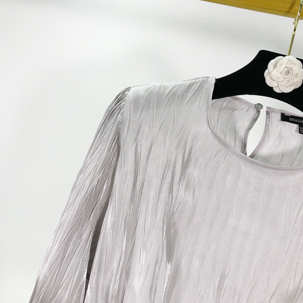 Rövid, hajtogatott női blúz, szürke csipkeujjal