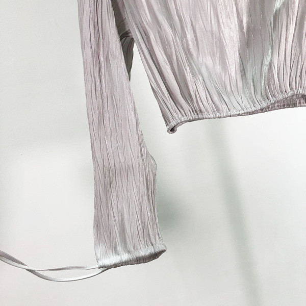 Rövid, hajtogatott női blúz, szürke csipkeujjal