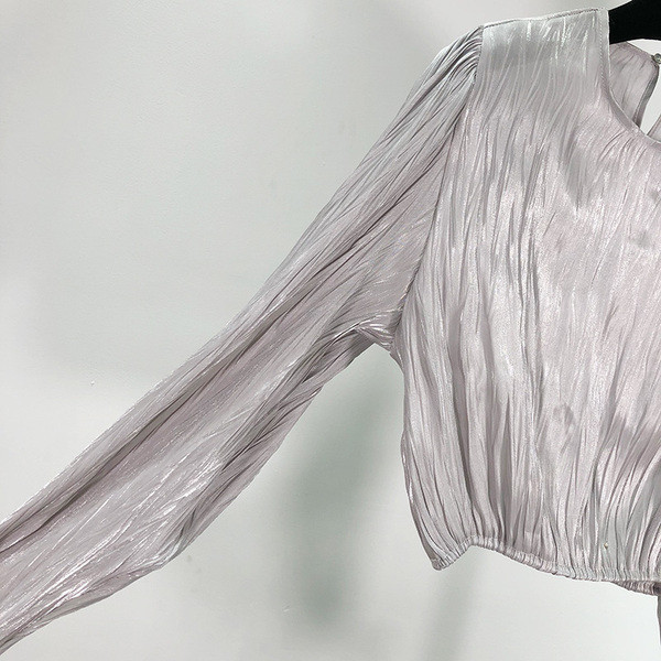 Rövid, hajtogatott női blúz, szürke csipkeujjal