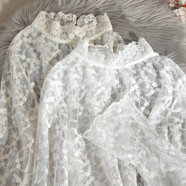 Lezser női csipkeblúz magas gallérral, fehér és bézs színben