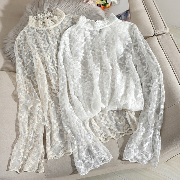 Lezser női csipkeblúz magas gallérral, fehér és bézs színben